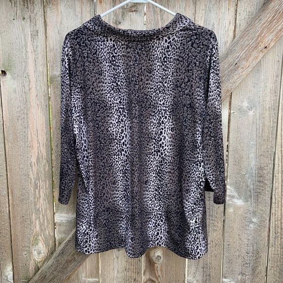 Leopard Print V-Neck Women's Top - Picture 7 of 8